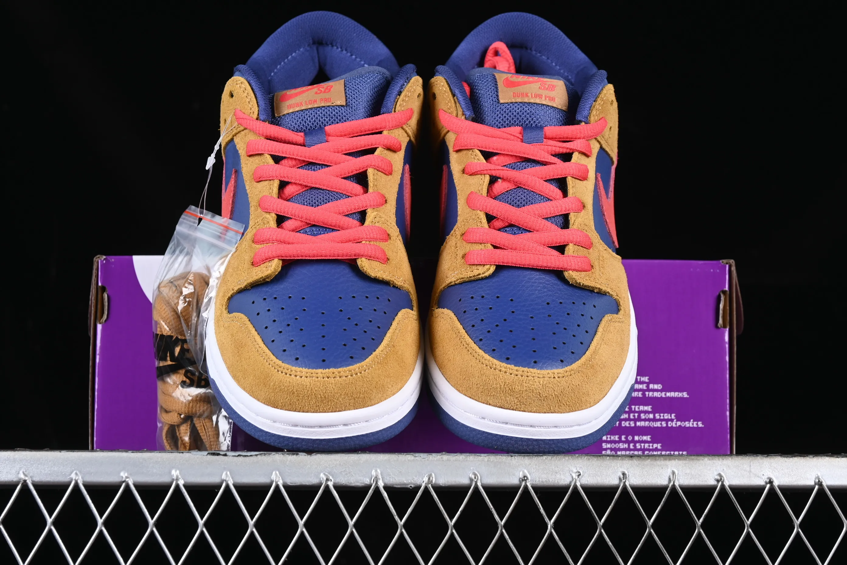 All categories Nk SB Dunk series Nk SB Dunk Low low-top sneakers Nk SB Dunk Low dark brown, white and yellow color SB smashed backboard fashion casual sneakers BQ6817-700